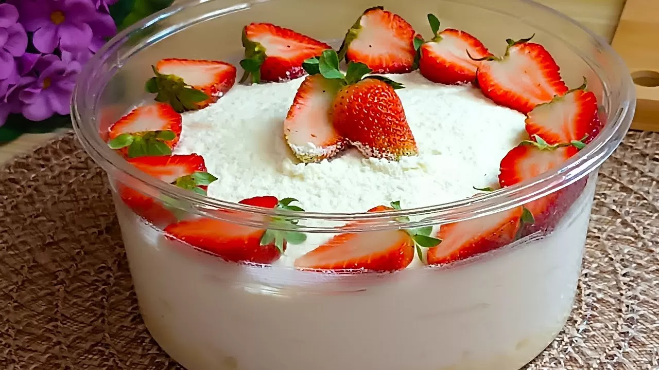 Bolo Alagado de Morango com Chantilly: Receita Fácil e Deliciosa para Toda Família