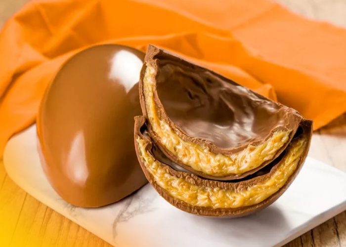 Ovo de Páscoa de maracujá com recheio de brigadeiro branco