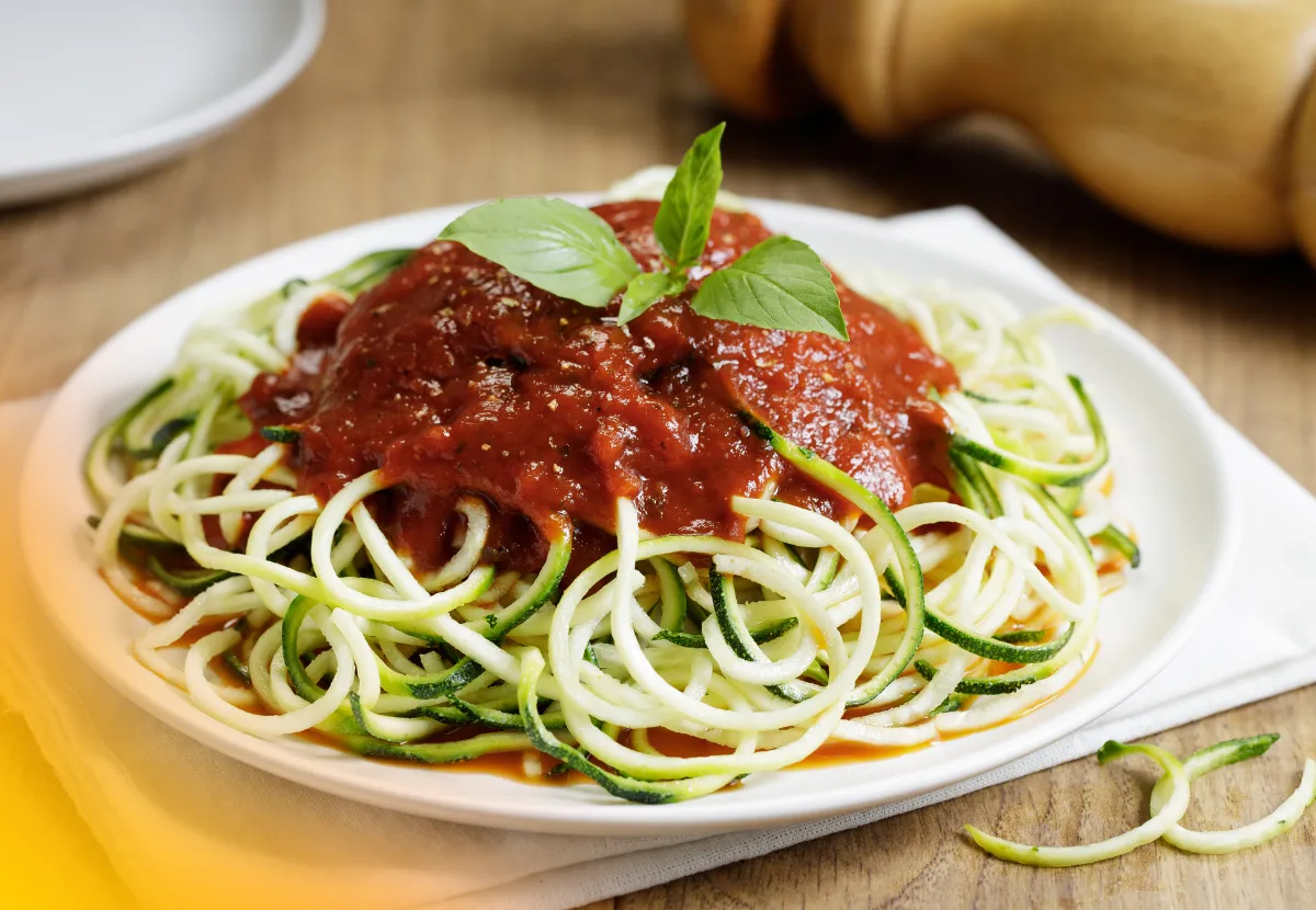 Espaguete de abobrinha com molho de tomate