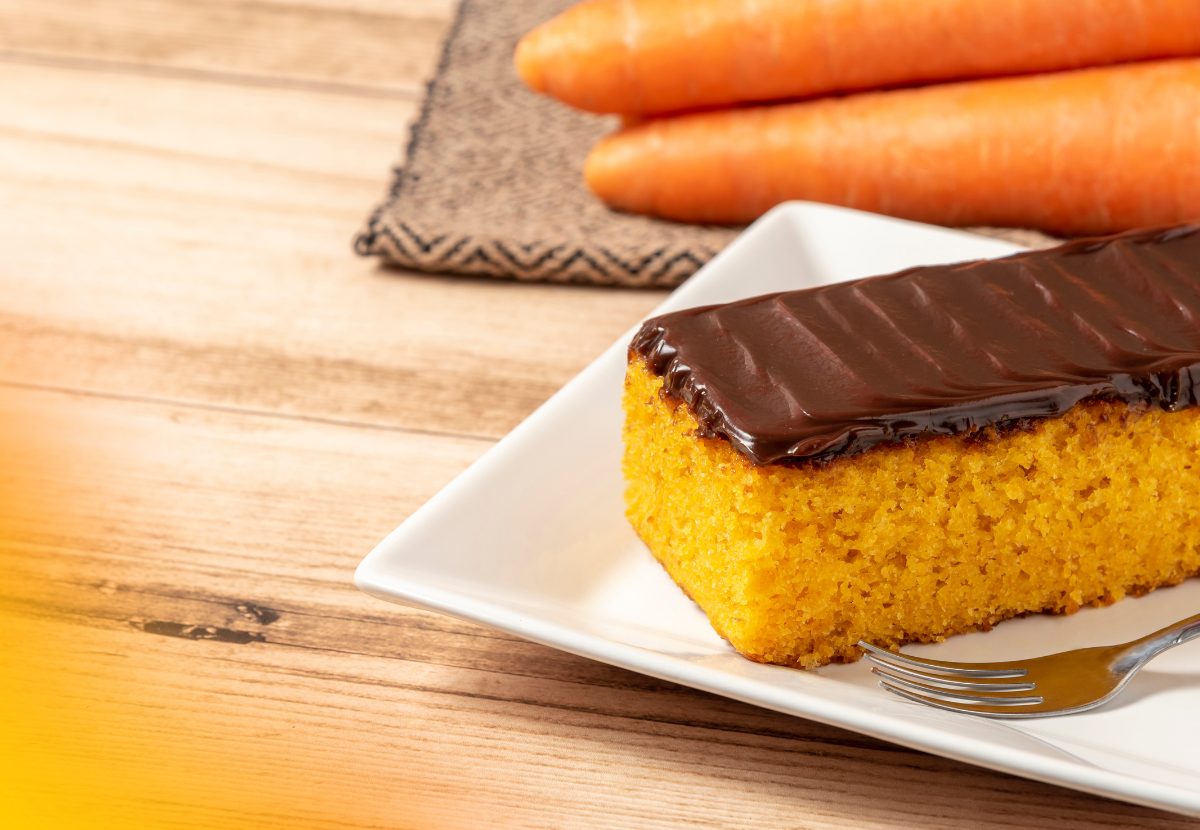 Bolo de cenoura com manteiga e leite