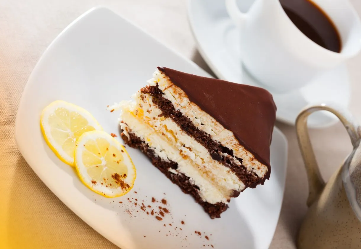 Que tal preparar hoje um bolo de chocolate recheado com mousse de limão? -