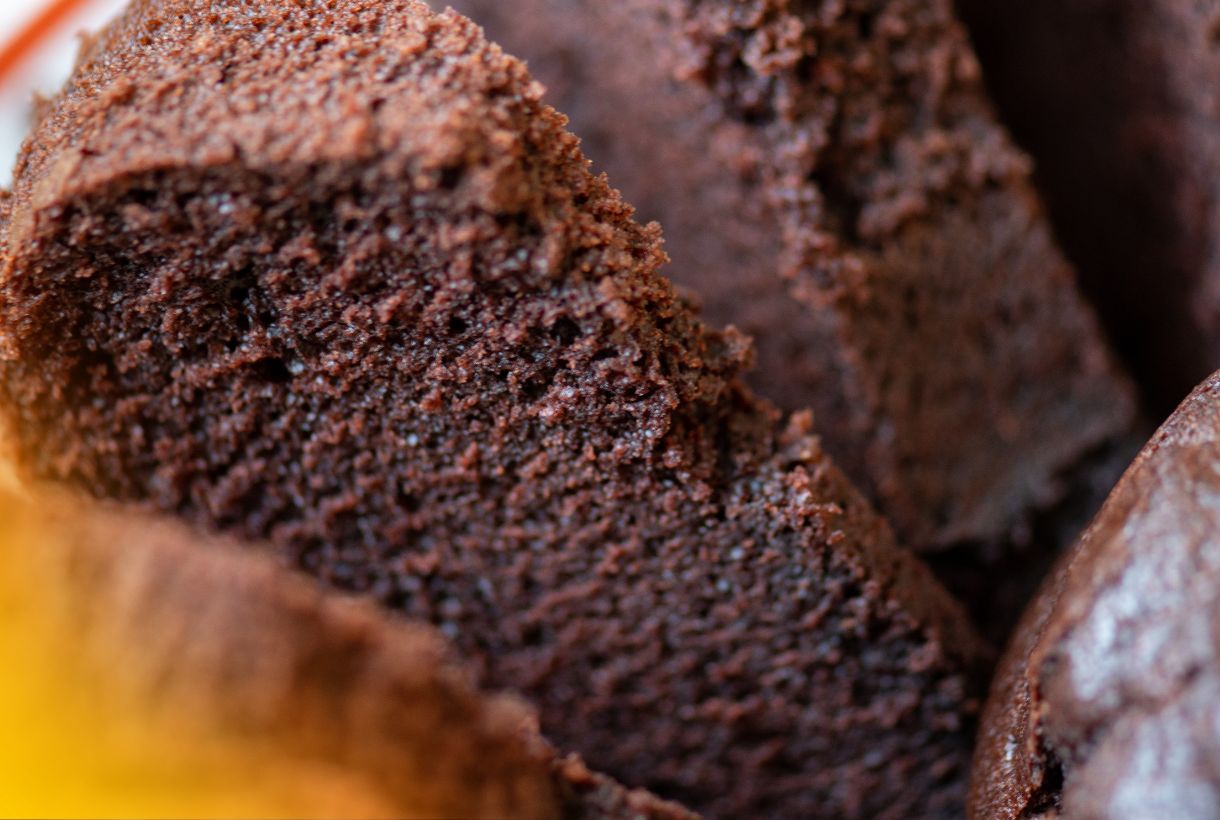 Receita de bolo de chocolate simples e fofinho