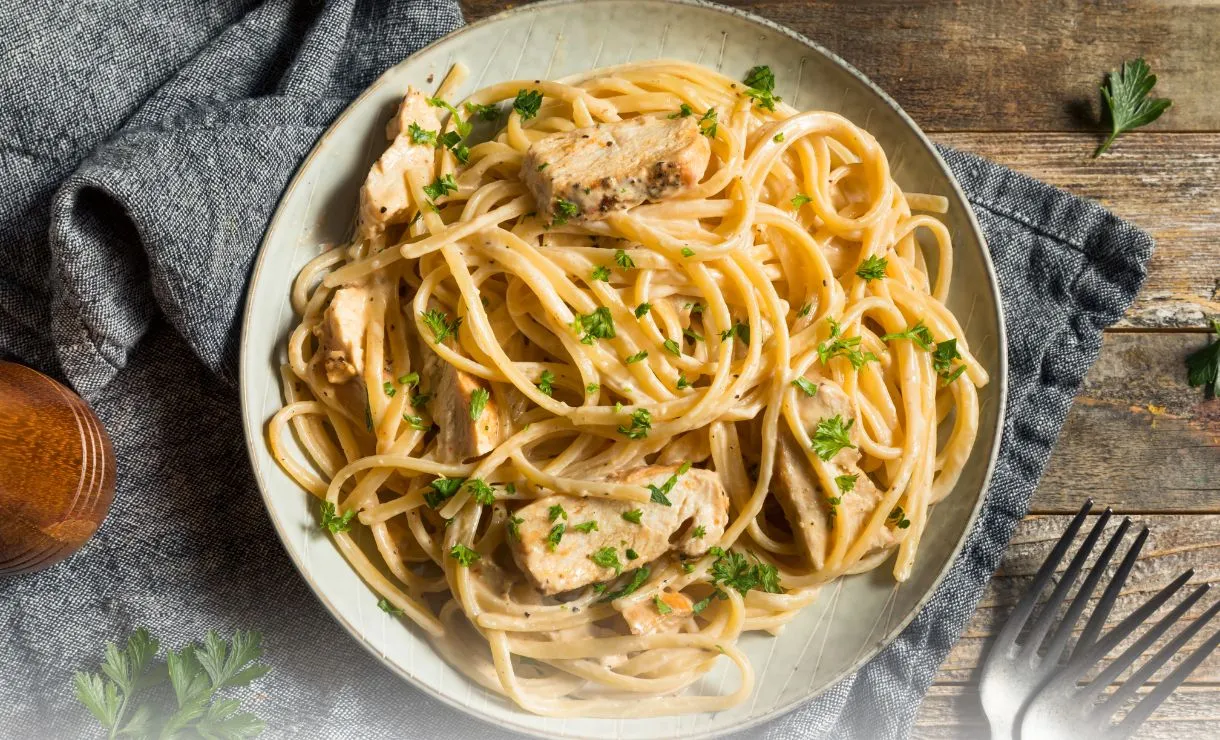 Segredos para uma Macarronada de Frango Suculenta e Cheia de Sabor