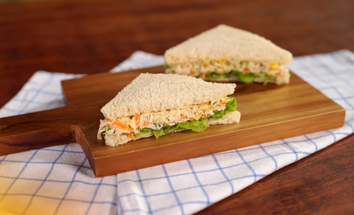 Descubra como fazer um sanduíche natural de frango saudável e delicioso: receita fácil e prática