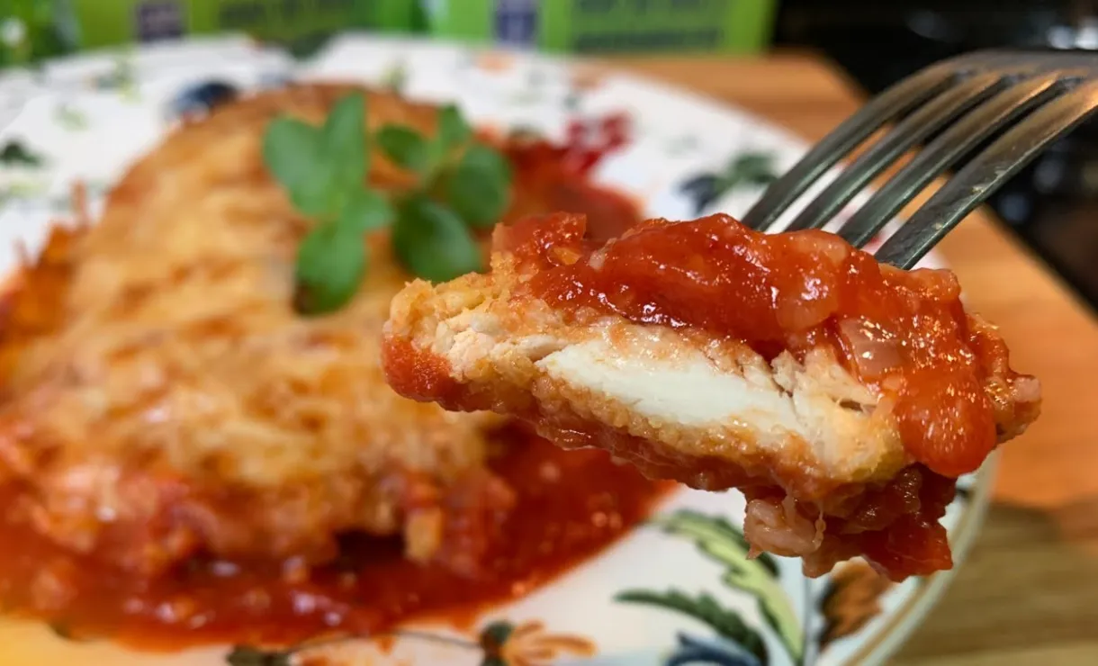 Frango à Parmegiana: Receita Clássica com Variedades de Queijos e Molhos