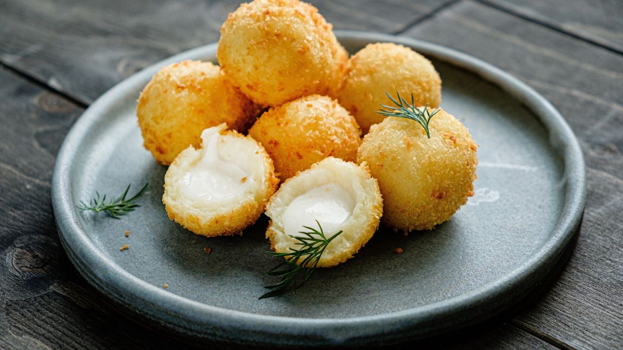 Bolinha de Queijo Fit: Desfrute do Sabor sem Trair sua Dieta com essa Receita Simples e Deliciosa!