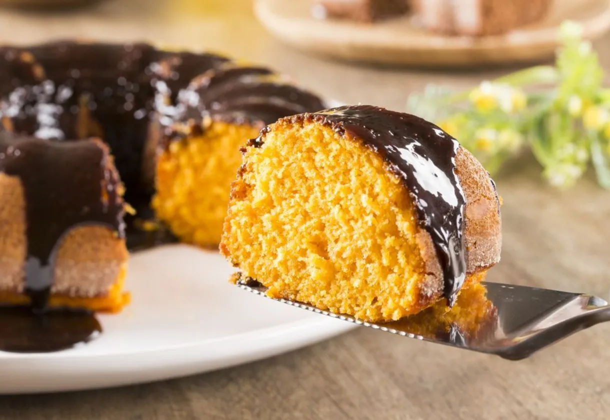Descubra o Segredo para um Bolo de Cenoura Fofo e Irresistível com Cobertura de Chocolate