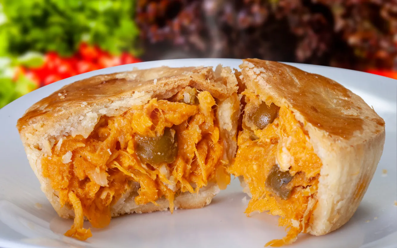 Aprenda a fazer uma torta de frango com cheddar deliciosa e fácil de preparar. Siga nosso passo a passo e surpreenda a todos com essa receita incrível.