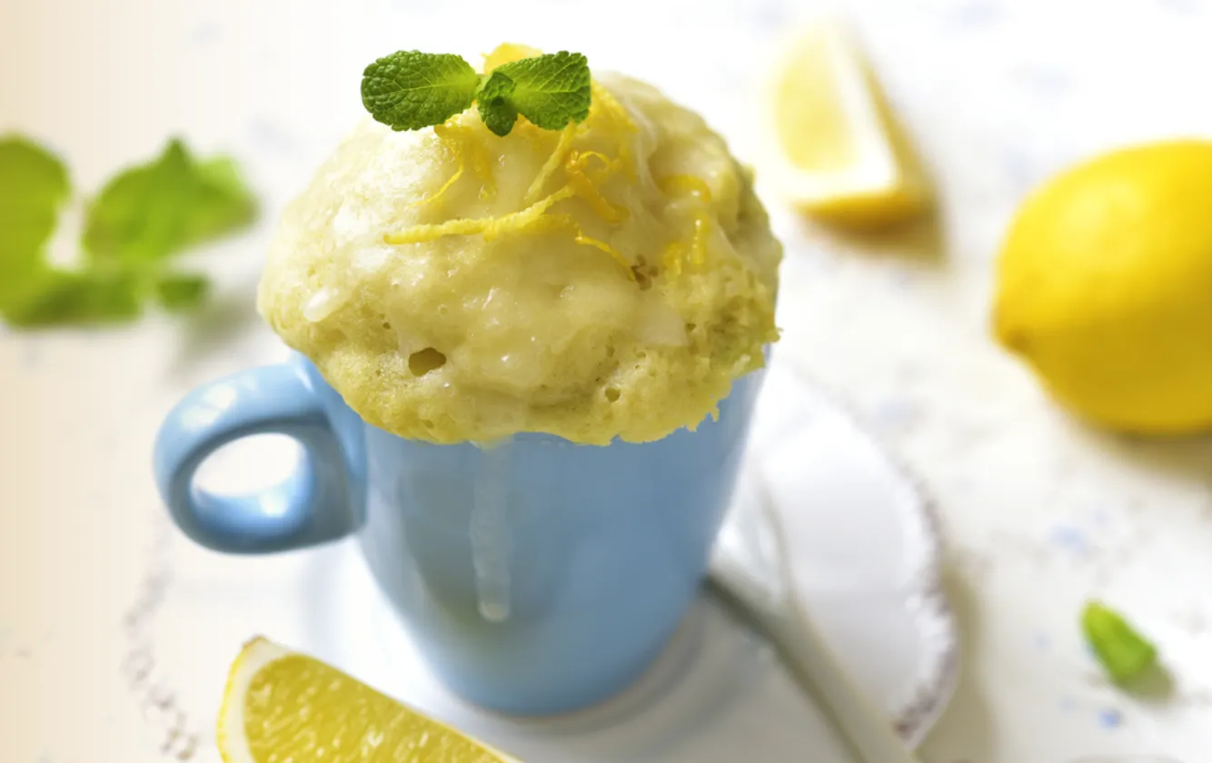 Delicioso Bolo de Caneca de Limão: Perfeito para um Lanche Rápido