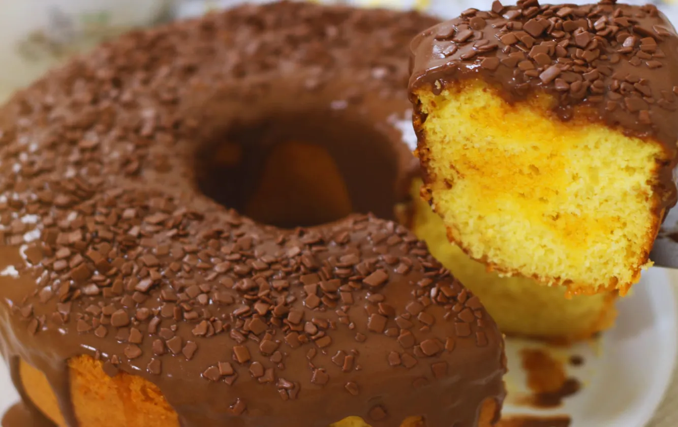 Aprenda a Fazer um Bolo Simples com Cobertura de Chocolate Delicioso