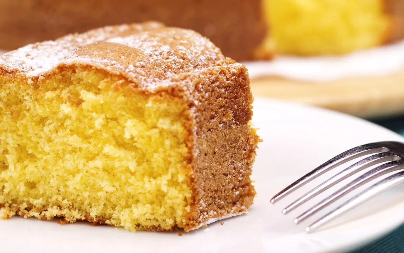 Descubra como fazer um delicioso bolo de iogurte simples e sem glúten com esta receita fácil e rápida.