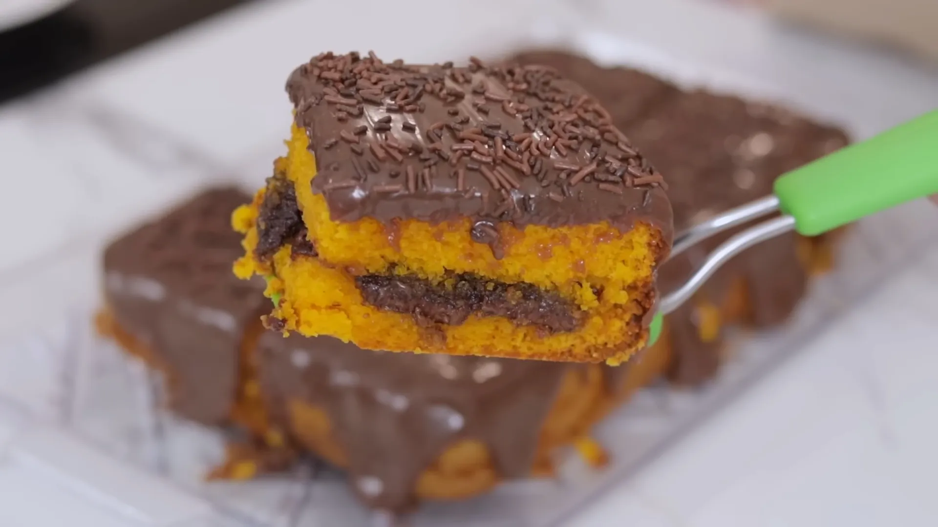 Bolo de Cenoura que já sai do Forno Recheado: Pronto em Apenas 2 Minutos