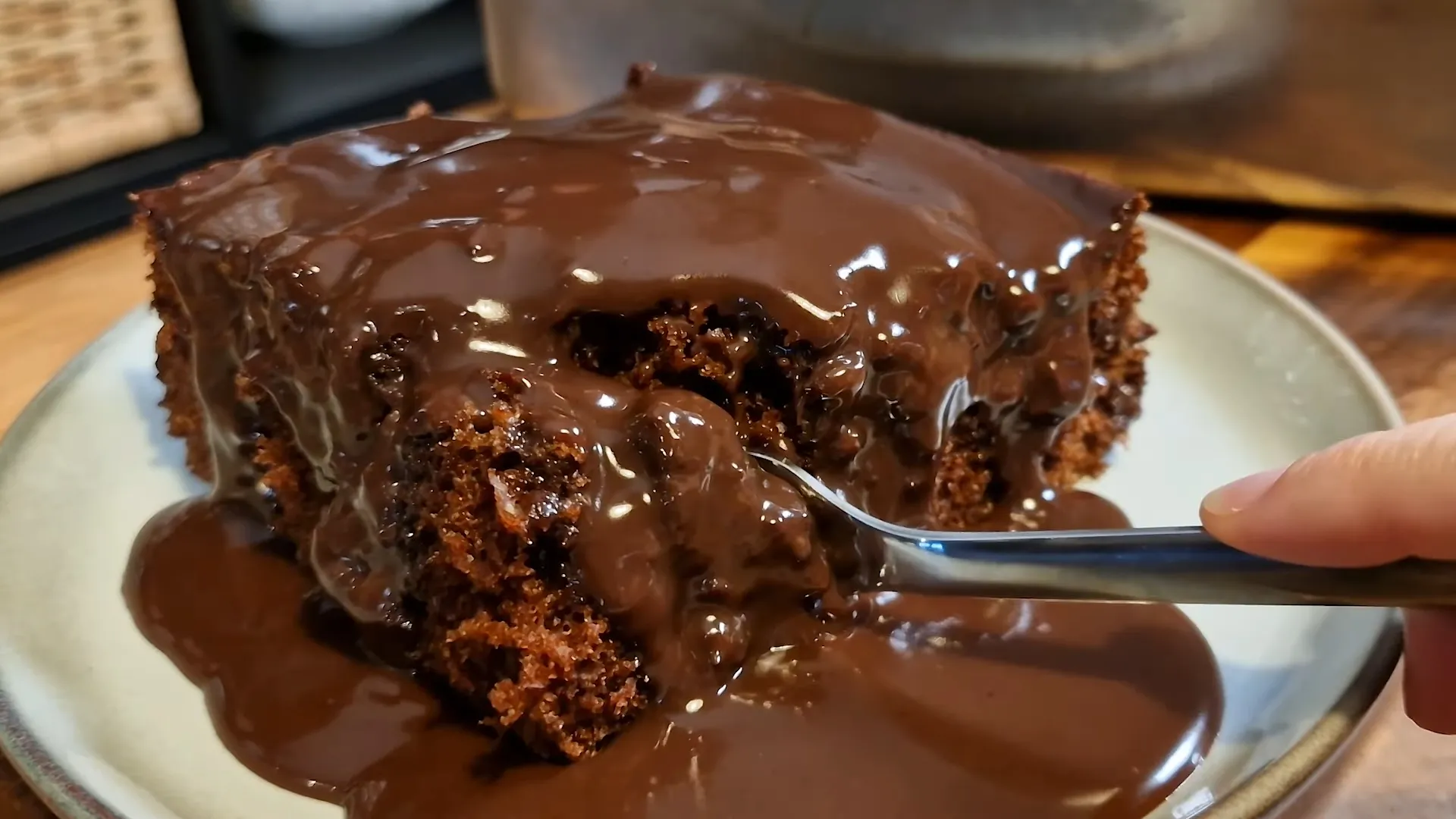 Bolo de Chocolate Fofinho com Cobertura de Ganache: Uma Explosão de Sabor