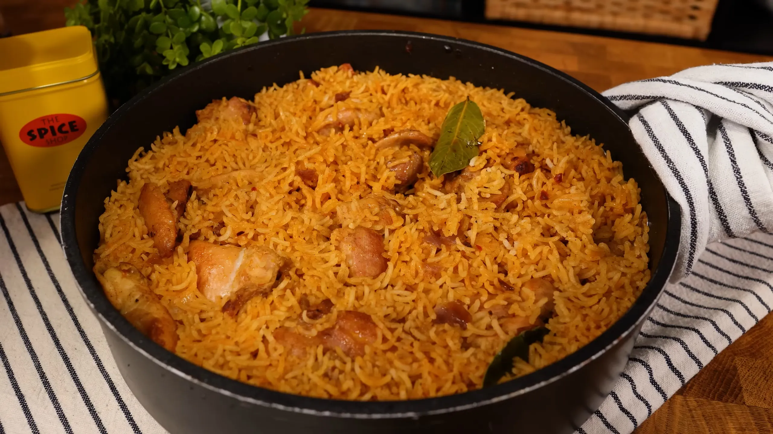 Arroz com Frango de Especiarias: Uma Refeição Completa em Uma Panela Só