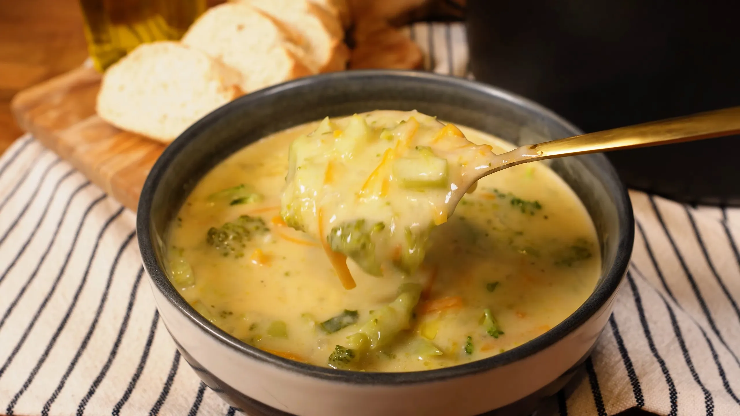 Sopa de Brócolis Cremosa e Deliciosa, Feita em Apenas 20 Minutos