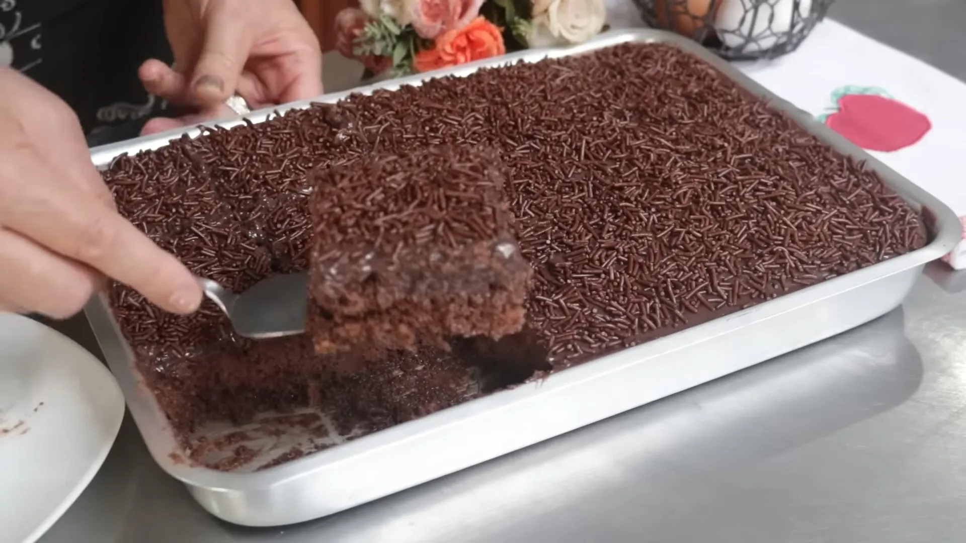 Bolo de Chocolate Fácil e Rápido de Liquidificador: Sem Leite, Massa Fofinha e Molhadinha