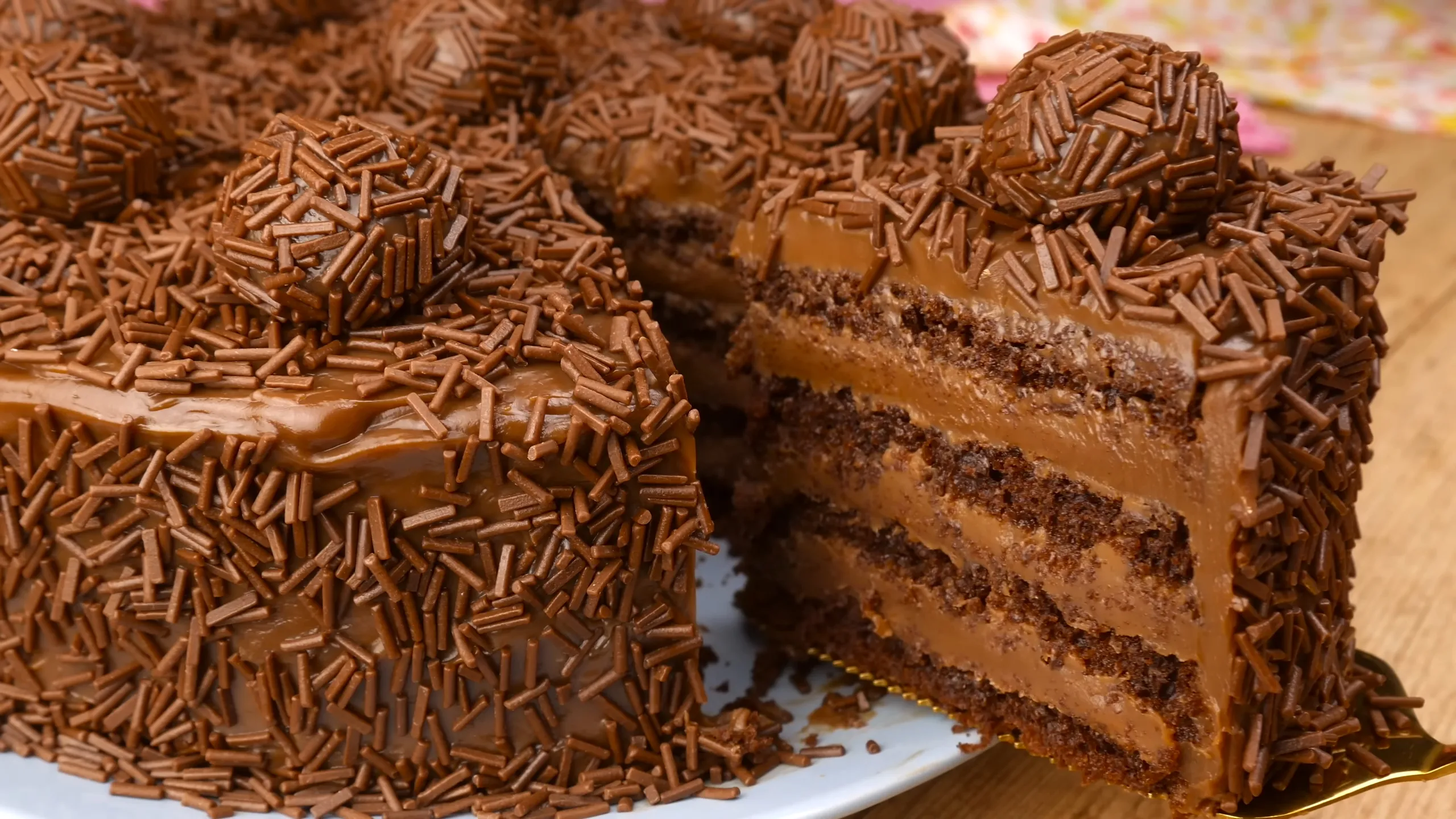 Bolo de Brigadeiro de Festa: Perfeito e Fácil de Fazer, Pronto em Poucos Minutos