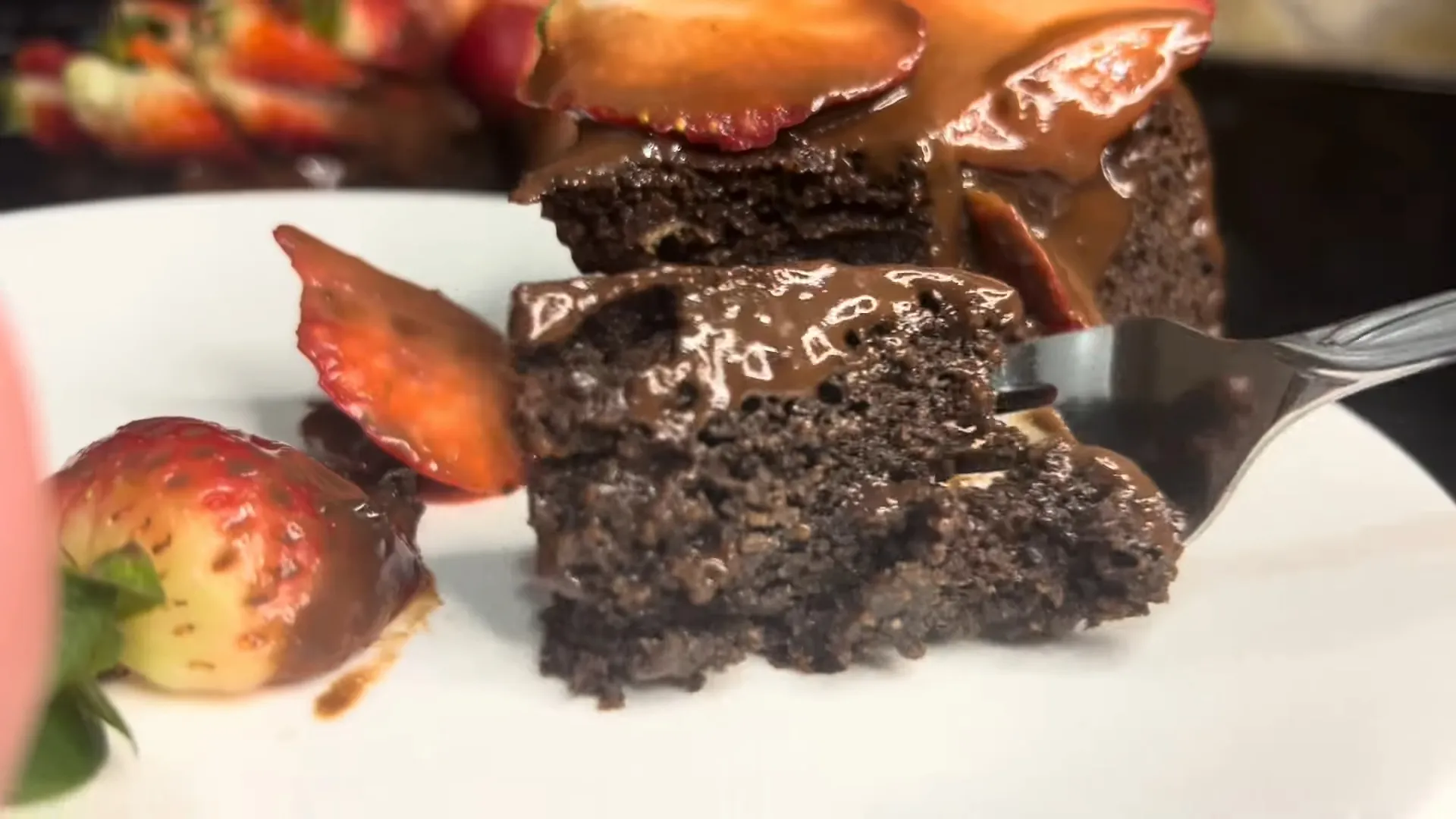 Bolo de Chocolate com Morango Low Carb: Delícia Saudável e Fácil de Fazer