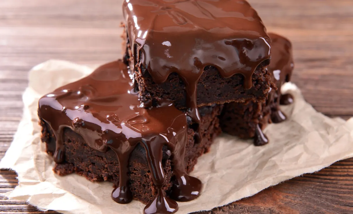 Aprenda a Fazer um Bolo de Chocolate Low Carb com Ganache de Chocolate Amargo Saudável e Saboroso