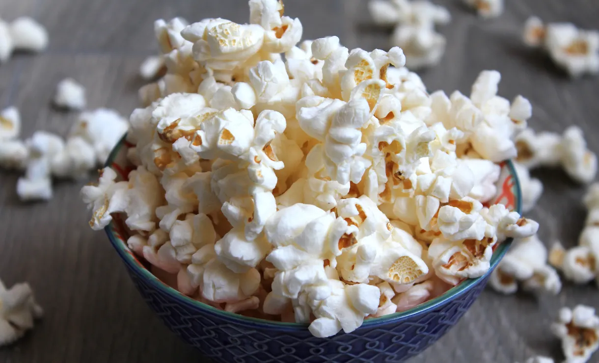 Pipoca com Bacon: O Aperitivo Perfeito para Acompanhar 4 Séries Novas para Maratonar