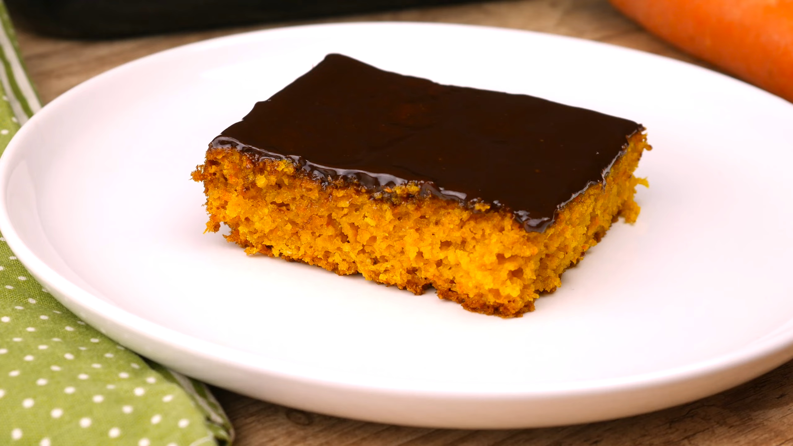 Bolo de Cenoura Saudável: Low Carb com Cobertura de Chocolate, Sem Lactose e Zero Açúcar, Pronto em Minutos