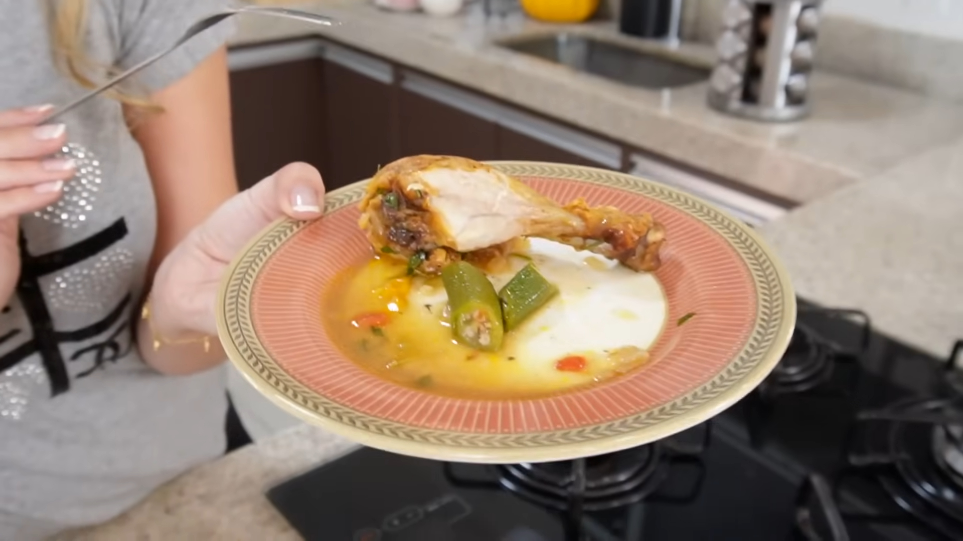 Minha mãe me ensinou o segredo de fazer frango com quiabo sem baba para o almoço