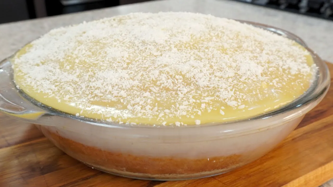 Bolo de Coco Gelado Molhadinho na Travessa: Uma Delícia Cremosa e Fofinha