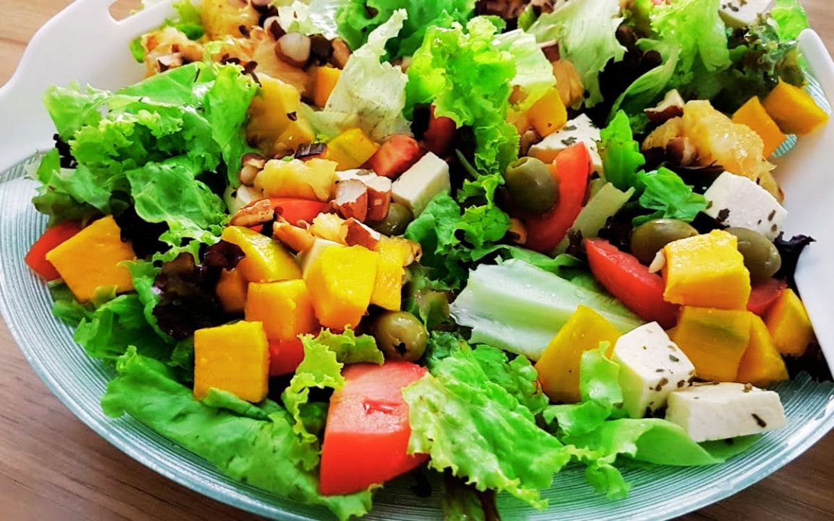 Salada Tropical com Abacaxi Grelhado e Manga com Um Molho Delicioso