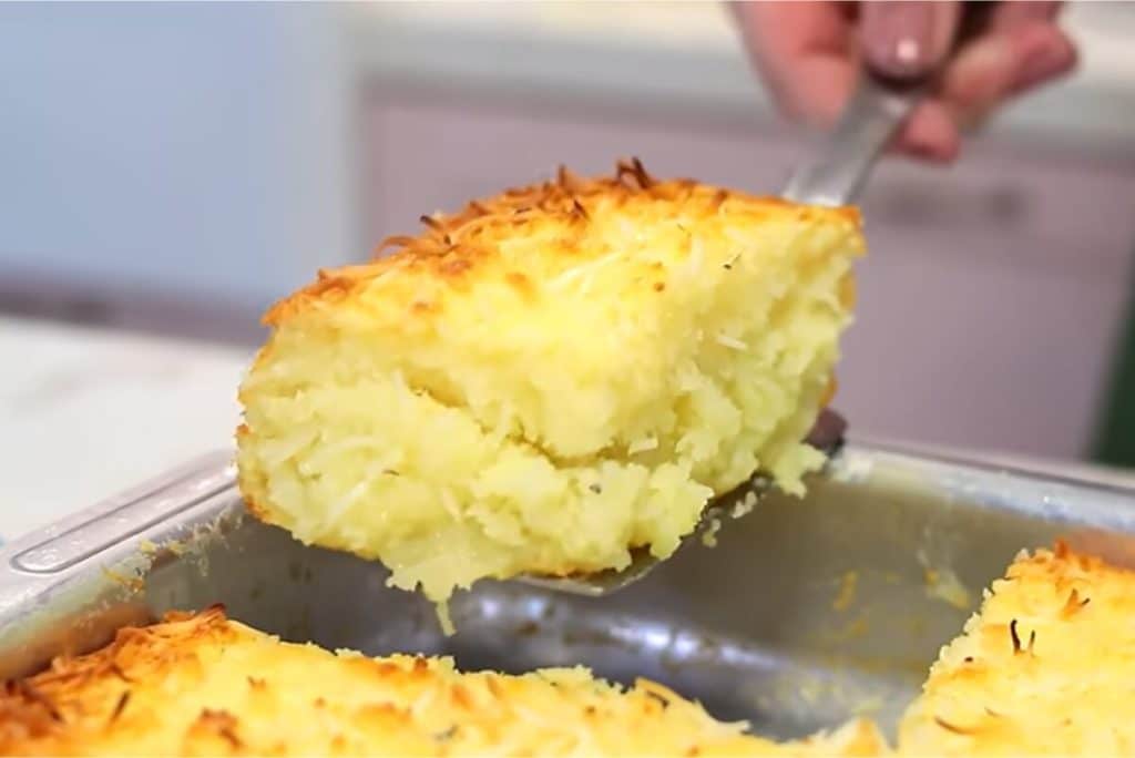 Descoberto o segredo do bolo de mandioca irresistível: cremoso e molhadinho como nunca visto antes!