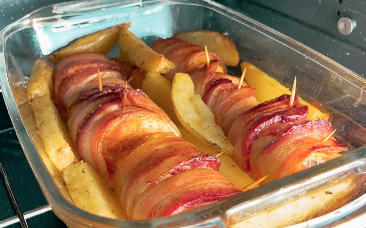 Medalhões de Frango com Bacon e Batatas: Uma Refeição Completa e Saborosa em Poucos Minutos