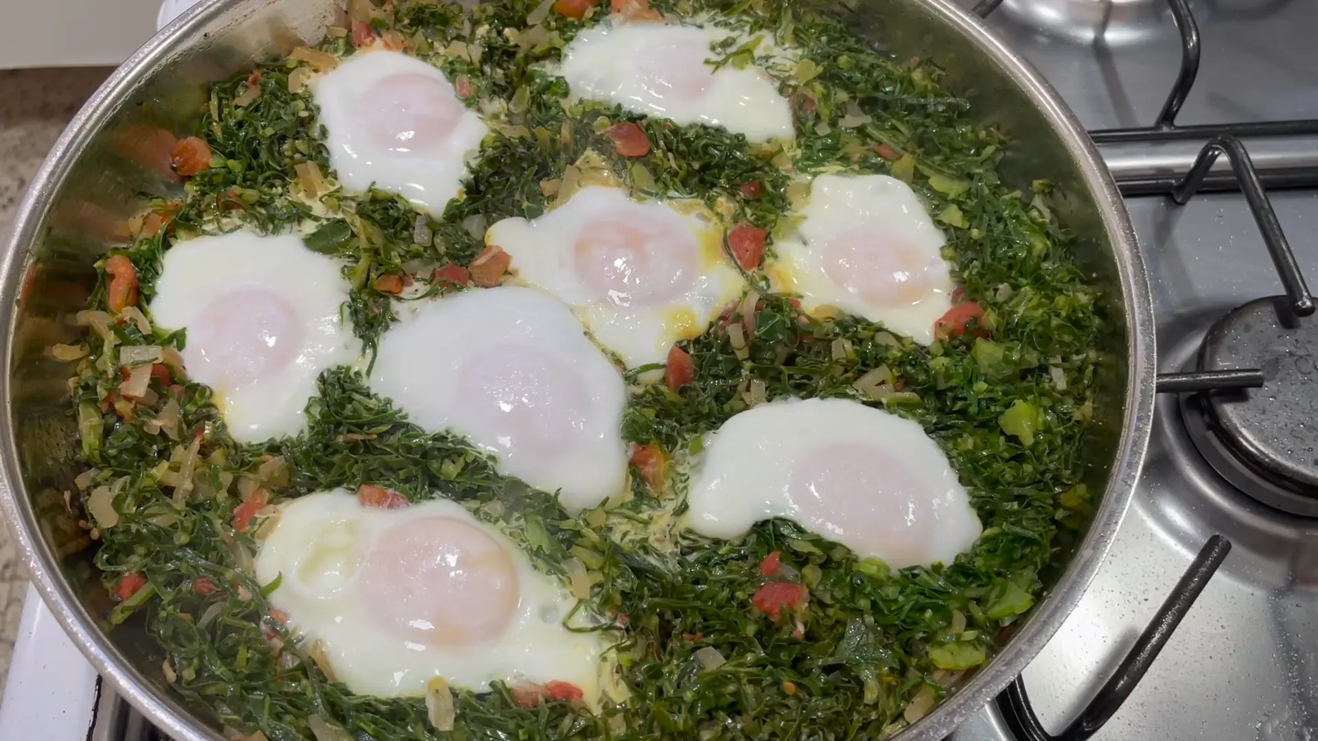 Couve Refogada com Ovos e Bacon: Acompanhamento Perfeito para Feijoada