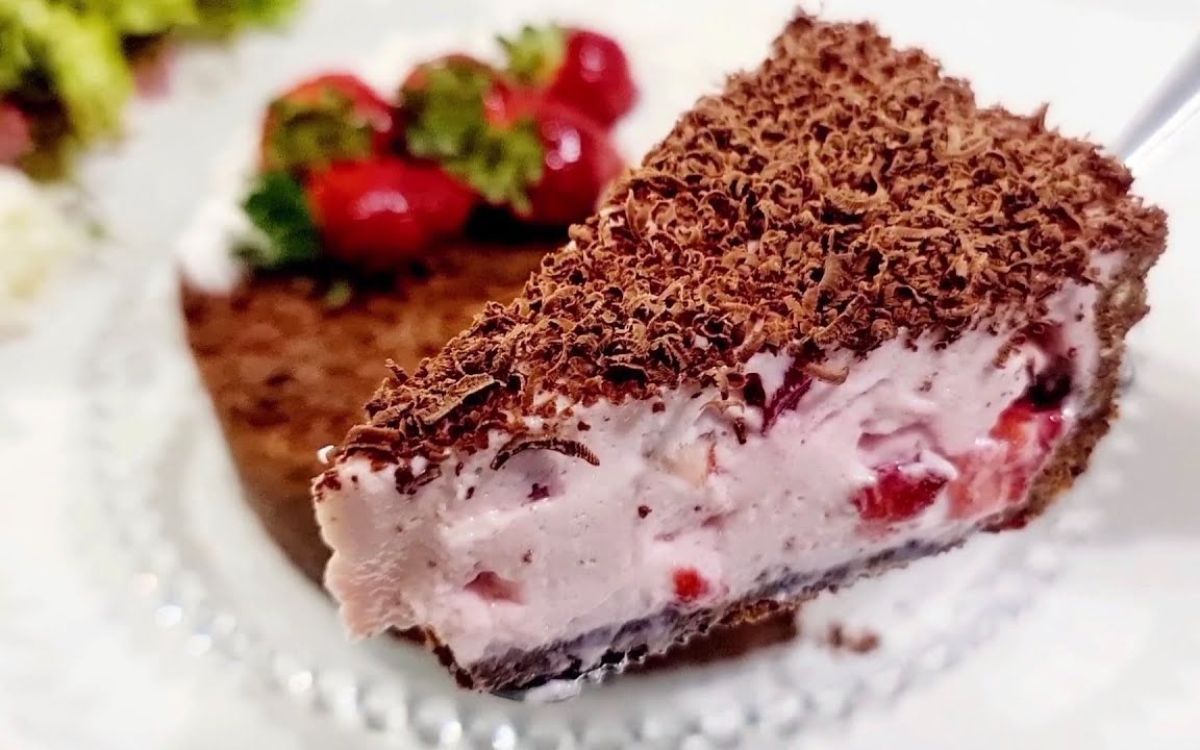 Torta Mousse de Morango com Base de Biscoito: Uma Sobremesa Irresistível