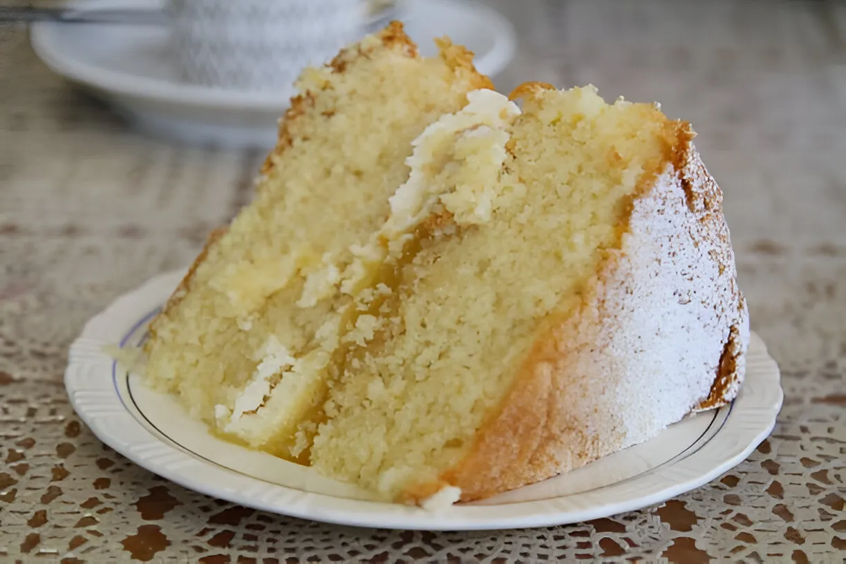 Bolo com Gelatina e Creme de Leite: A Surpresa Deliciosa que Faltava no Seu Cardápio
