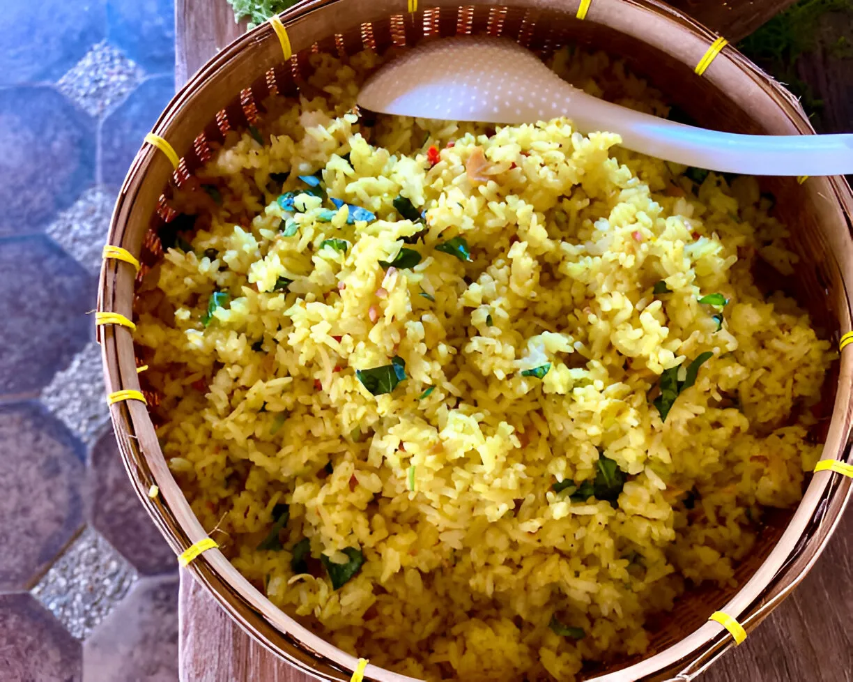 Farofa de arroz amanhecido completa e saborosa para acompanhar seu churrasco