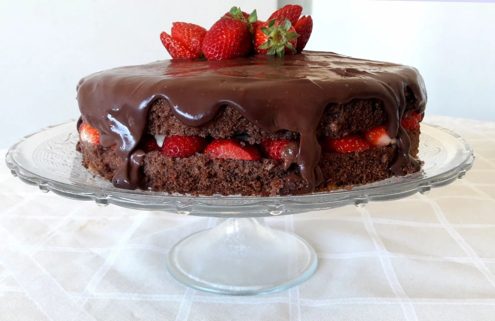 Bolo Recheado com Morangos: Delícia que Transforma Qualquer Ocasião