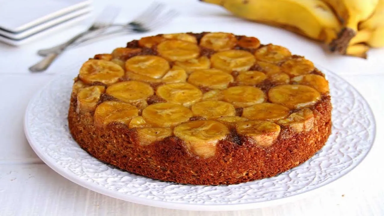 Receita de Bolo de Banana Molhadinho com Calda Caramelizada