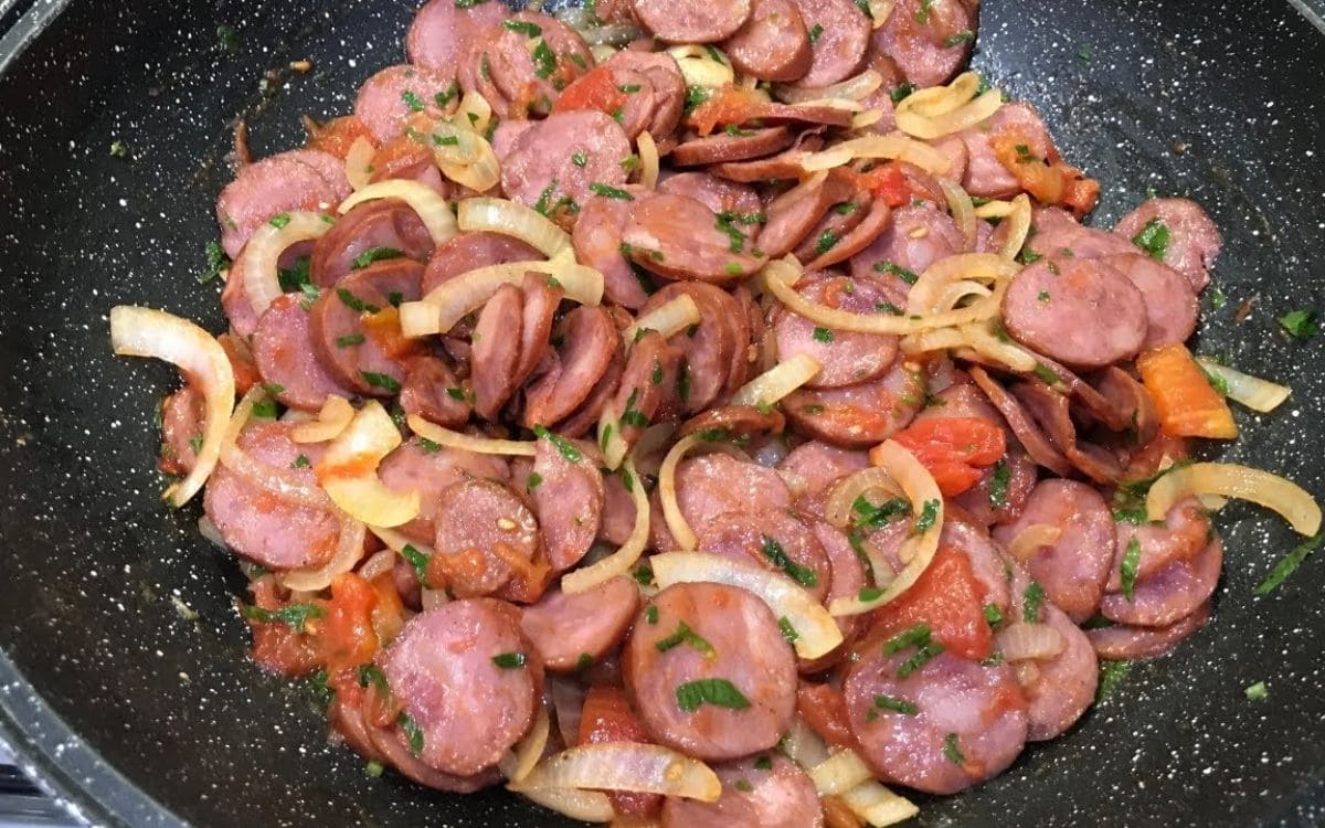 Um Petisco Simples e Delicioso: calabresa acebolada deliciosa