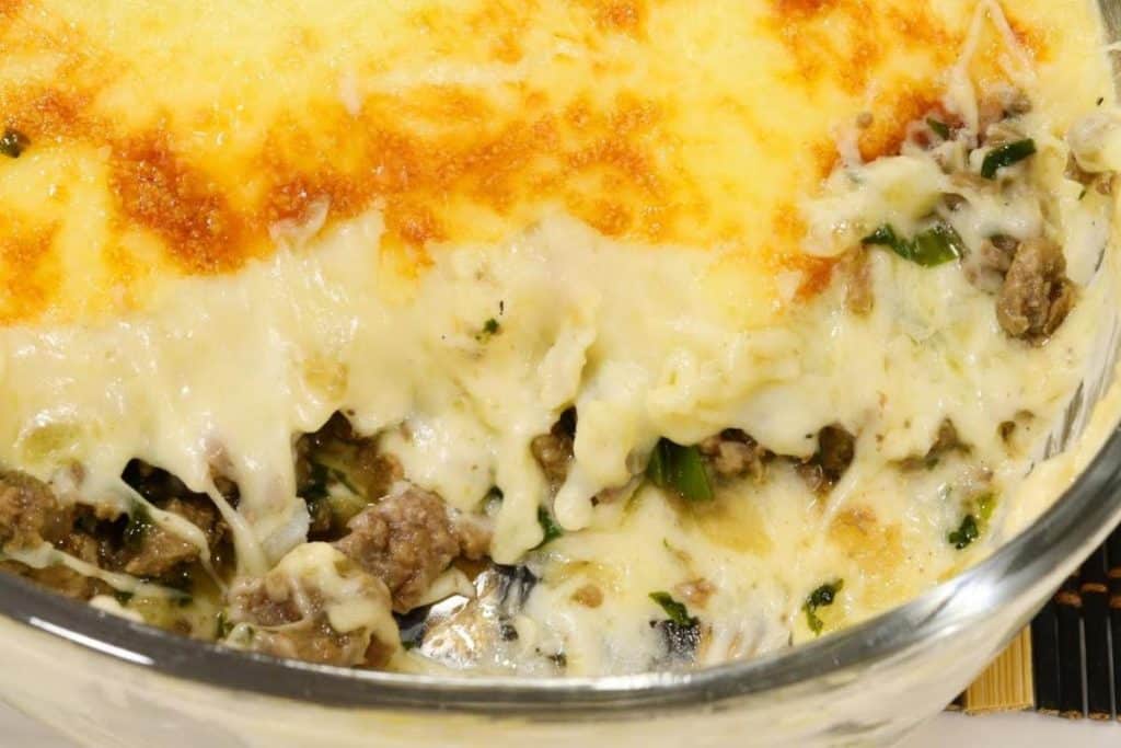 Mandioca cremosa gratinada: leva poucos ingredientes e fica espetacular, faça como aperitivo