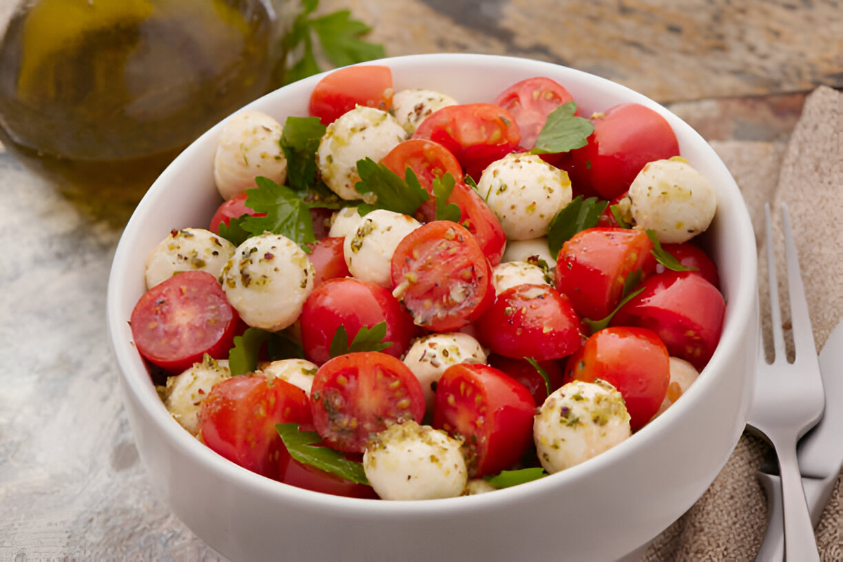 Salada Caprese com Molho Pesto: uma delícia para seu almoço