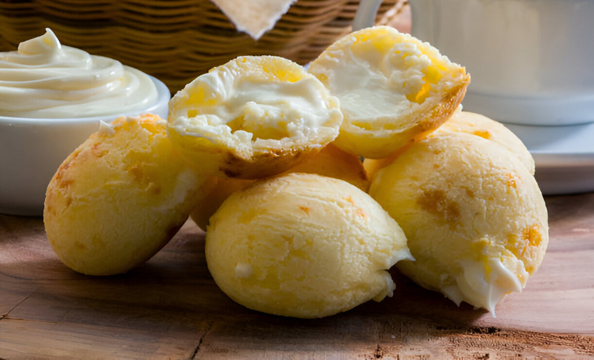 Pão de queijo recheado com catupiry super fácil de fazer e fica uma delícia