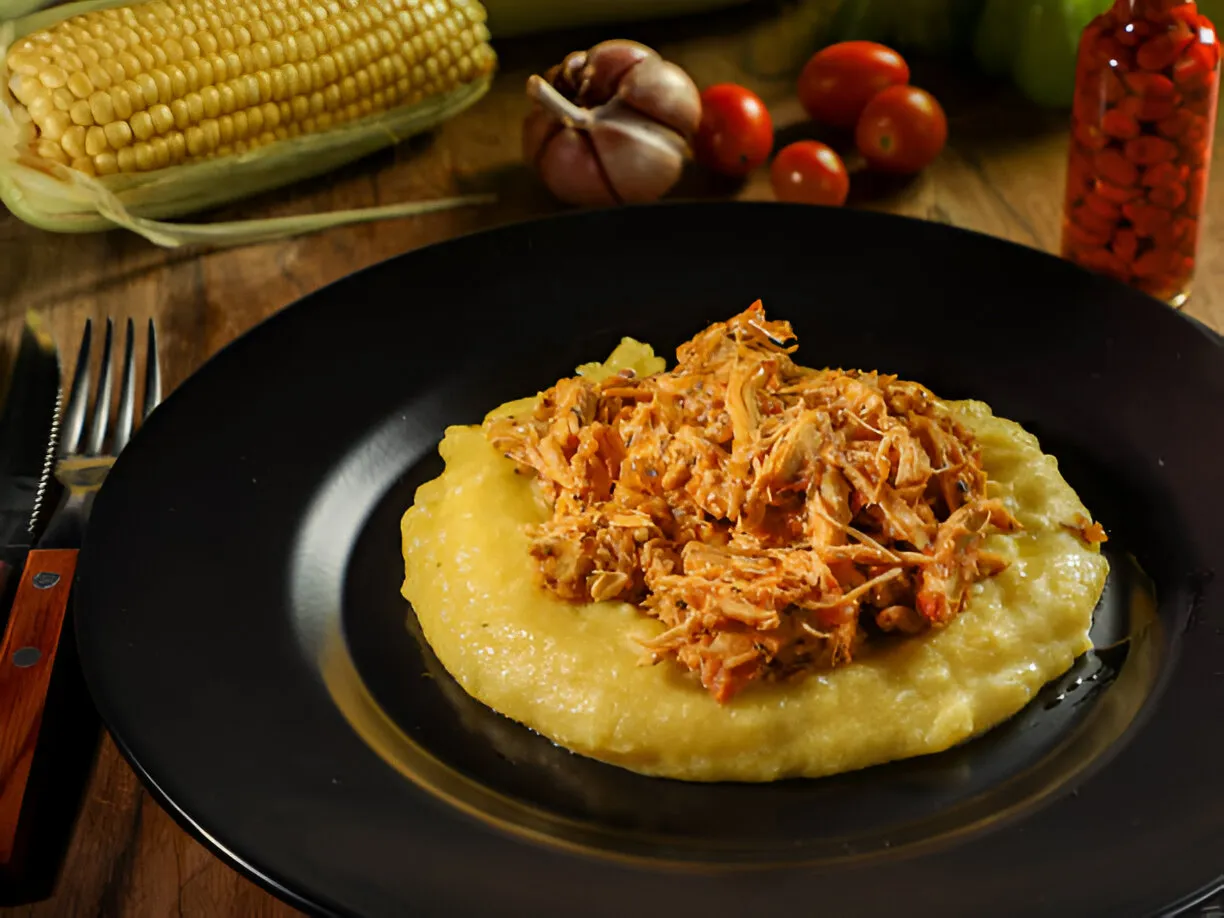 Uma Refeição Simples e Deliciosa Para o Almoço: Polenta Cremosa com Frango