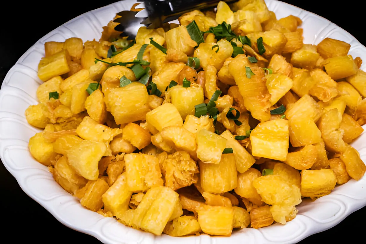 Mandioca frita que fica cremosa por dentro e bem crocante por fora