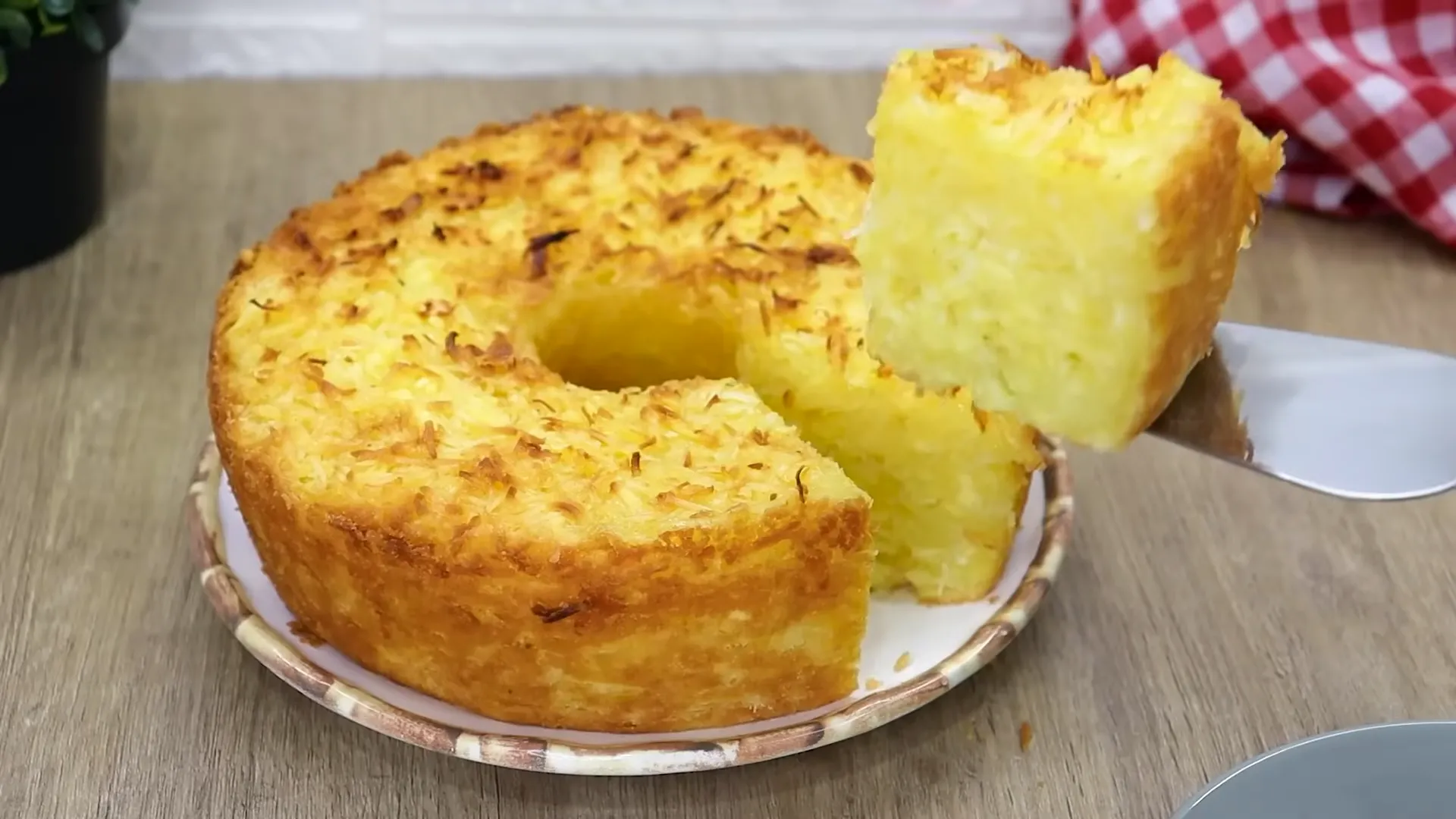 Bolo de Mandioca (Aipim) com Coco Molhadinho Fica Pronta Rapidinho e sem Liquidificador!