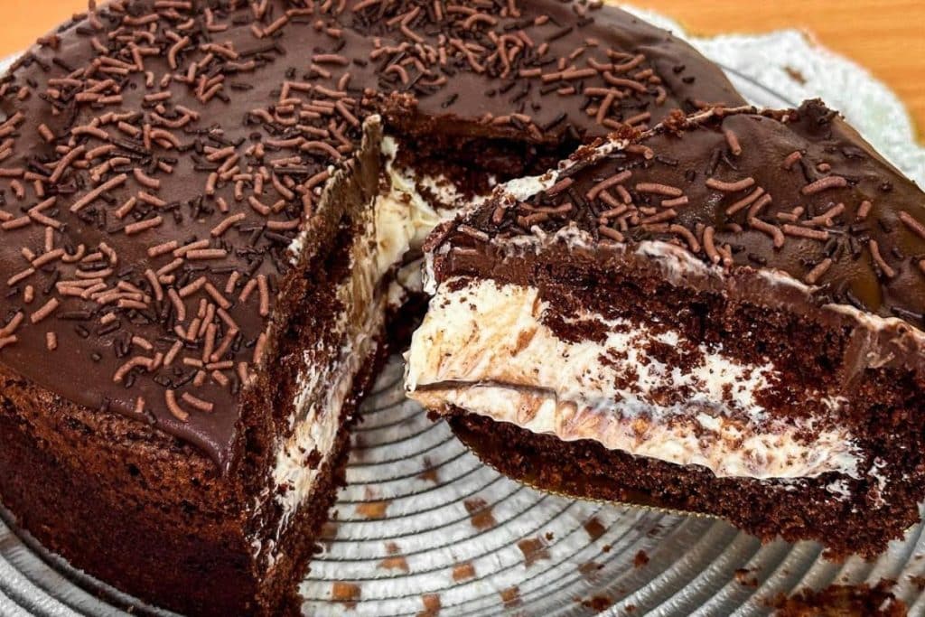 Conheça o Novo Bolo de Chocolate que jia sai do Forno Recheado