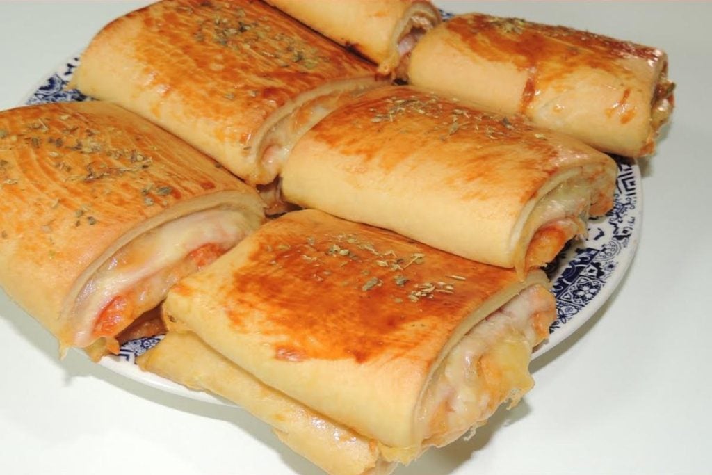 Salgadinho fresquinho: confira a receita de um delicioso salgado assado com massa macia e recheio irresistível