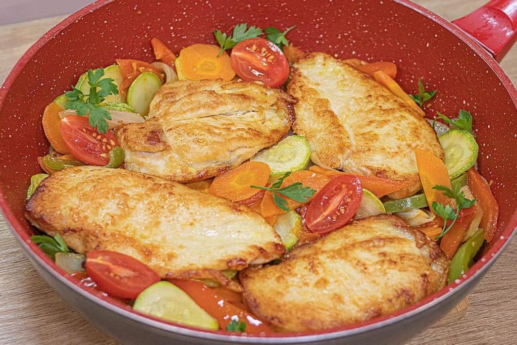 Dicas para deixar o peito de frango mais suculento e saboroso no almoço