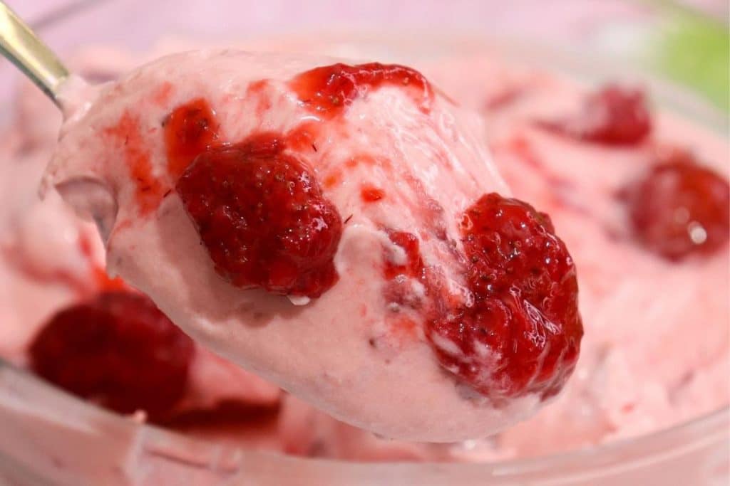 Novo recheio trufado de morango promete deixar seu bolo de aniversário irresistível