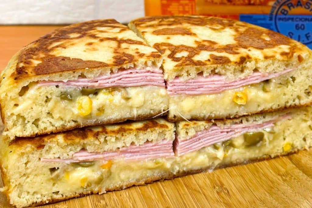 Prepare uma deliciosa torta de frigideira com muito recheio e cremosidade, de forma prática e rápida.