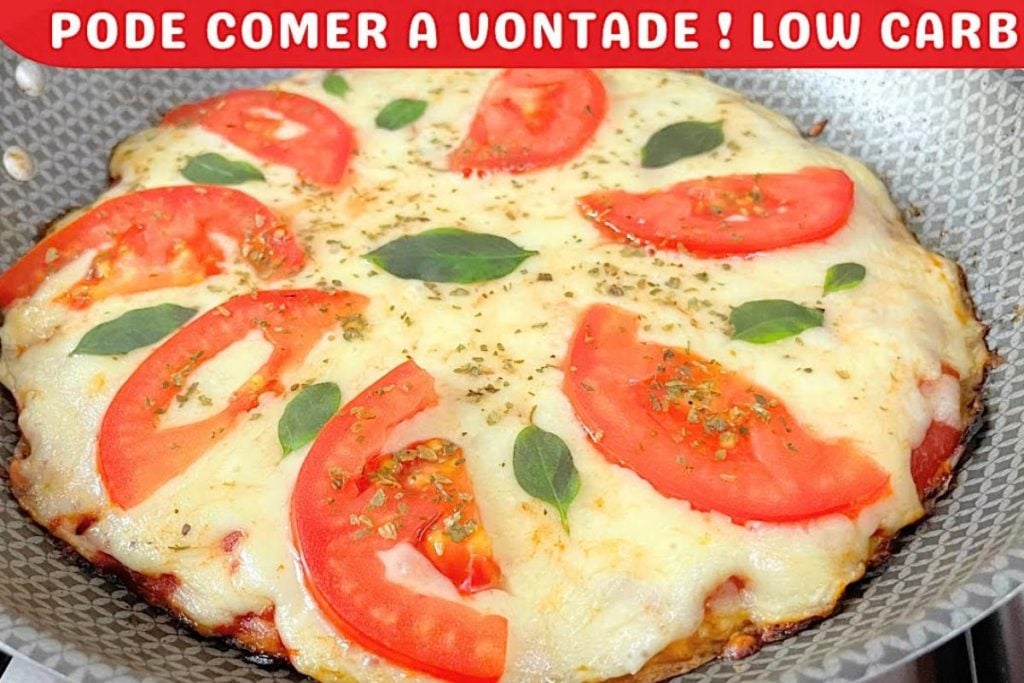 Pizza de baixo teor de carboidratos preparada na frigideira, opção ideal para lanche ou substituir refeições noturnas