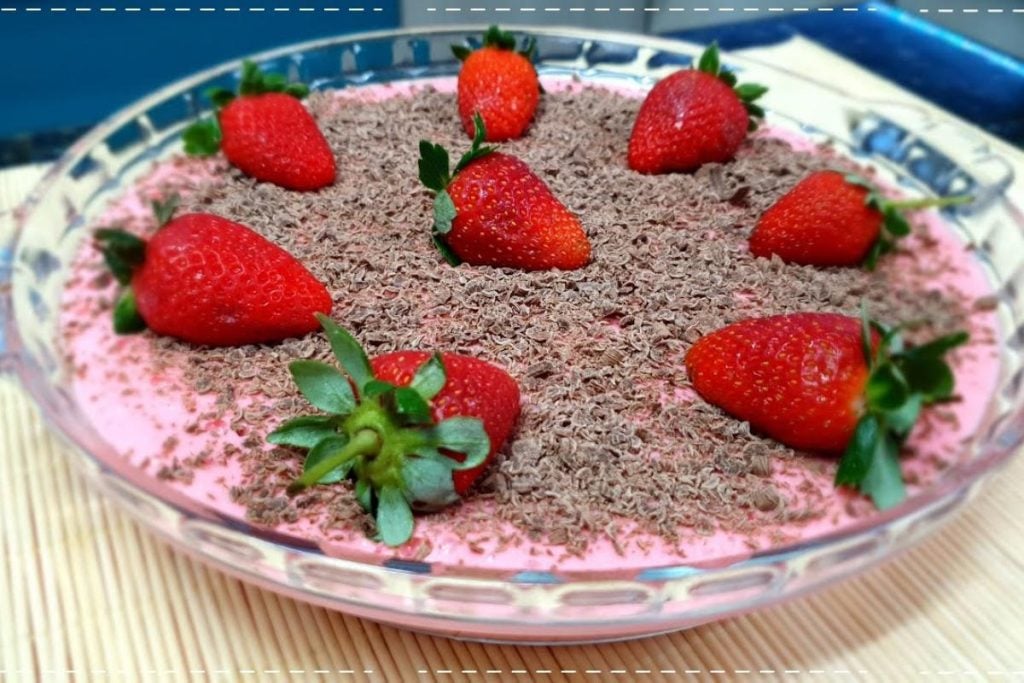 Aprenda a preparar uma sobremesa rápida e deliciosa: Mousse de morango com iogurte natural!